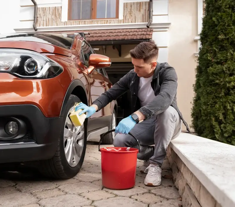 Lavage auto à domicile Pézilla-la-Rivière : professionnel intervenant sur un véhicule